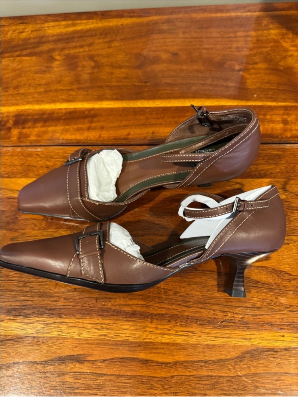 Aerology Leather Pointed Toe Kitten Heel Pumps - 9